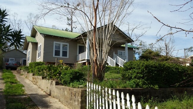Primary Photo - 3/1 Hilltop Cottage
