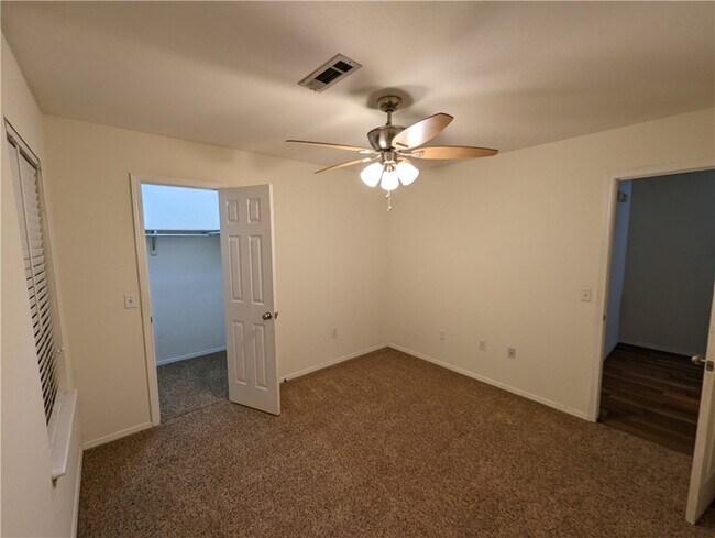 Building Photo - 2082 E Farr Ln