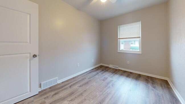 Building Photo - Elyria - updated 3 bed/1 bath townhouses for rent!