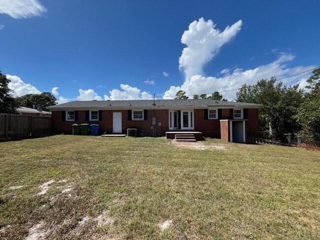 Building Photo - Perfect "Work from Home" Location!