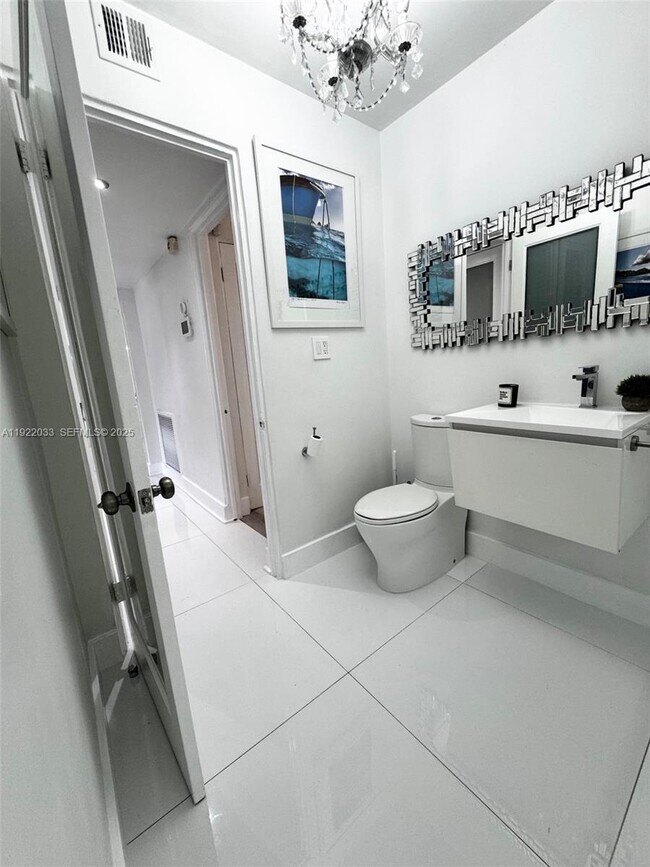 Building Photo - 3470 Sheridan Ave