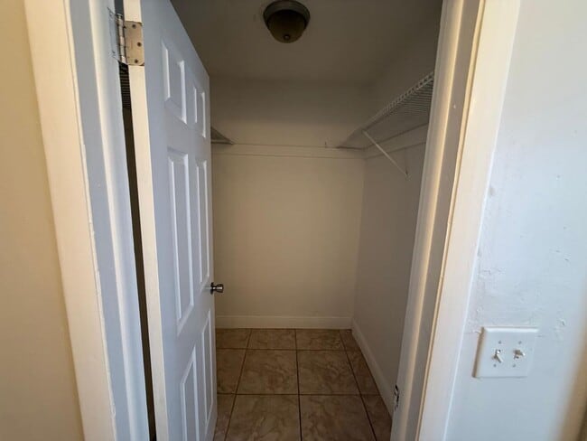 Building Photo - Spacious 3-Bedroom, 2-Bath Home in Prime O...