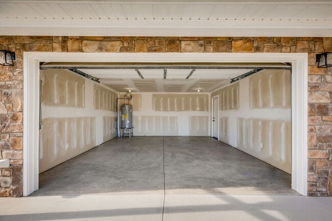 Building Photo - NEWLY BUILT 3 BED/2.5 BATH