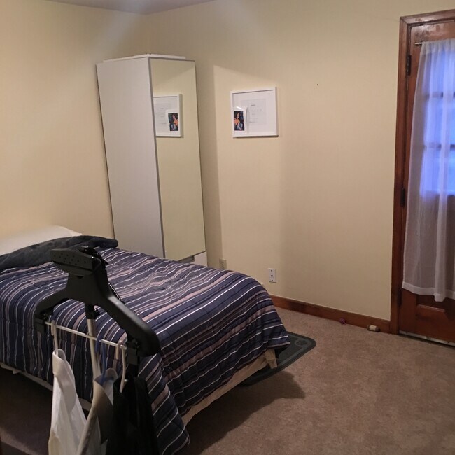 Second bedroom - 1700 E Menlo Blvd
