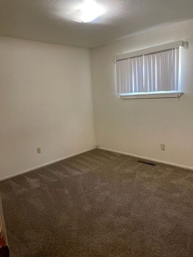 Building Photo - 2 bedroom 1 bathroom Move-in Ready!