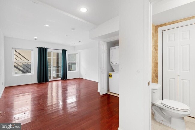 Building Photo - 5 W Girard Ave