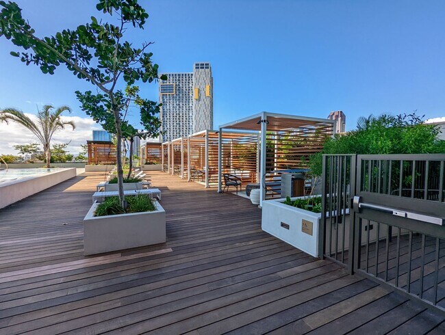 Building Photo - New Fully Furnished High Floor luxurious S...
