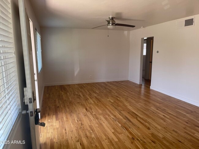 Building Photo - 106 E Linda Ln