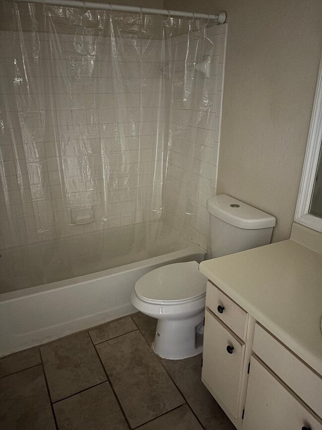 Building Photo - Affordable and Spacious 1 Bed in Excellent...