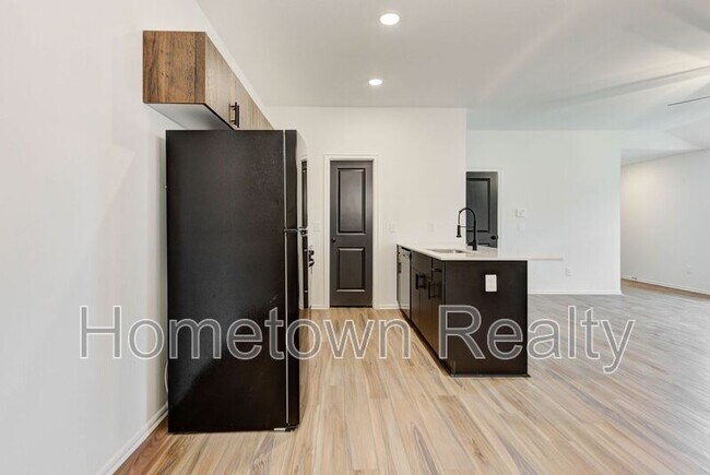 Building Photo - 403 N Cyn Ter