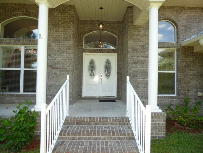 Building Photo - Custom-Built 3-Bedroom Home