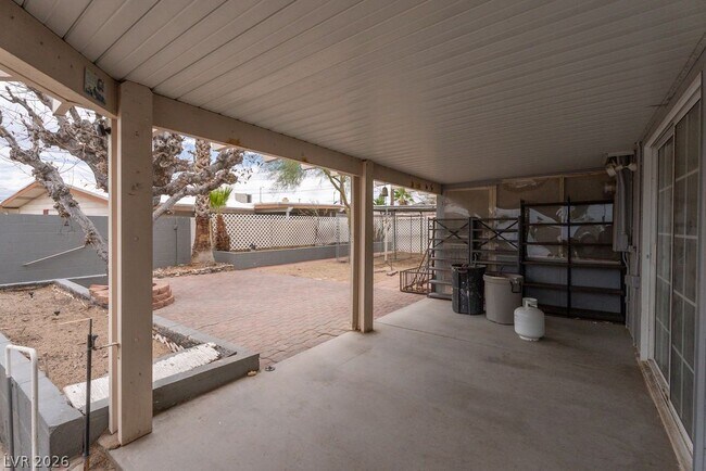 Building Photo - 5185 E Sun Valley Dr