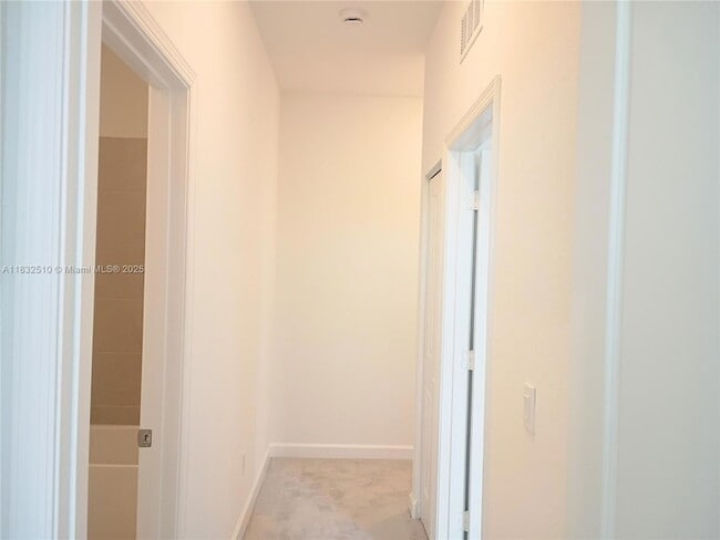 Building Photo - 329 SE Crossoak Ln