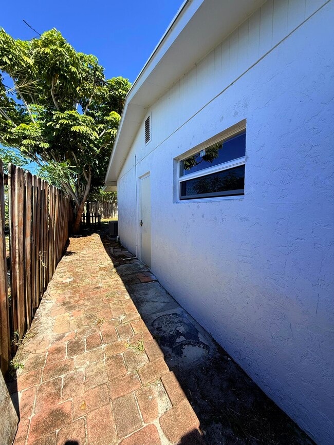 Building Photo - 1455 NE Silver Maple Way