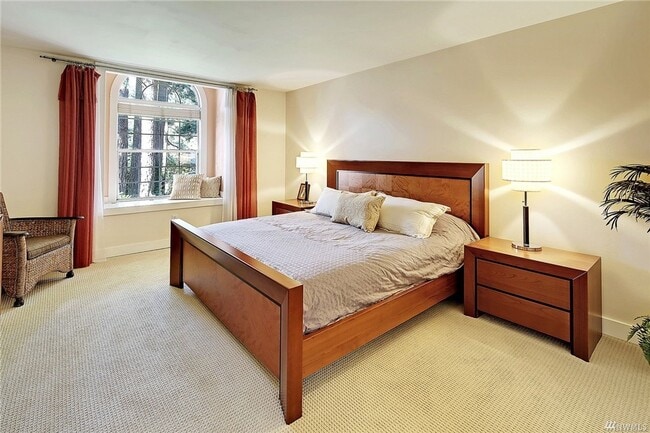 Building Photo - Bellevue 4 bd 2.5 bath house close to Micr...