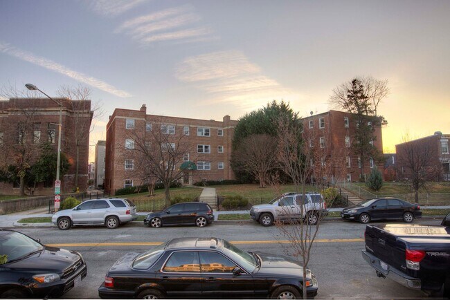 Building Photo - Bright 1 Bed/1 Bath in Hill East! Parking + Storage Included