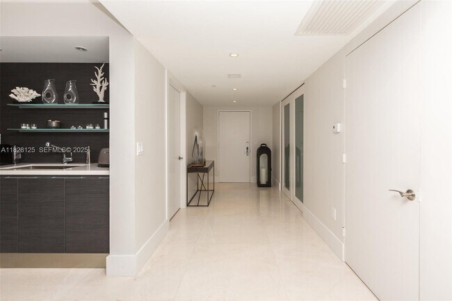 Building Photo - 1830 S Ocean Dr