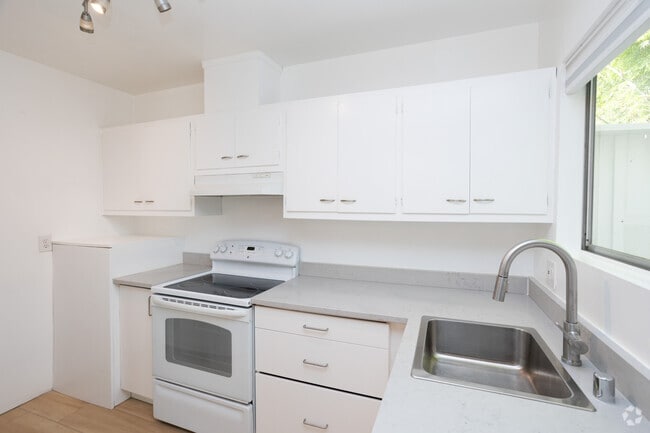 Building Photo - 6315 Primrose Ave