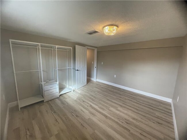 Building Photo - 889 Township Rd 217