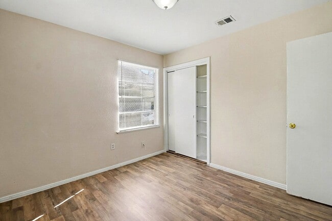 Building Photo - 5711 Ridgeway Dr