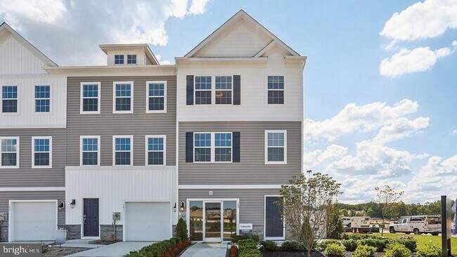Building Photo - 122 Essex Dr