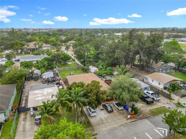 Building Photo - 530 NE 34th St