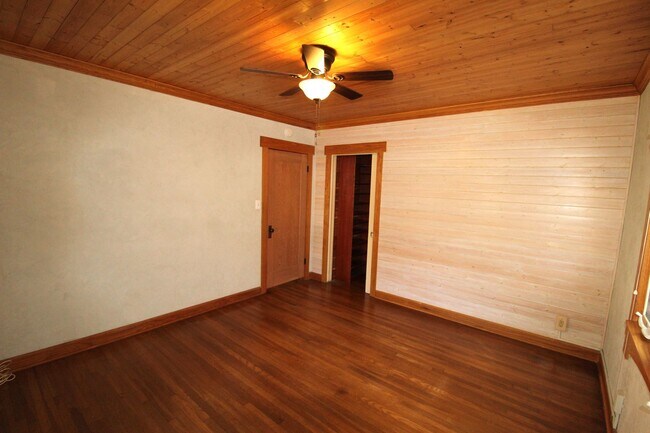 Building Photo - 916-920 Poli