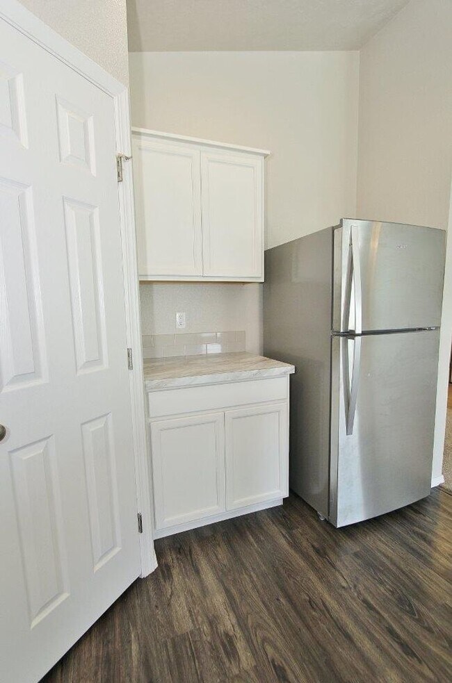 Building Photo - Immaculate Single-Level Home in Quiet Neighborhood