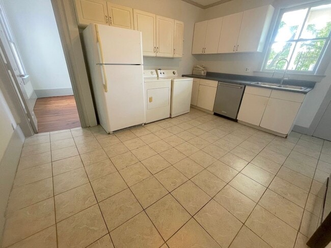 Building Photo - 2 BED | 1 BATH | SECOND FLOOR BALCONY | E DUFFY & PRICE ST
