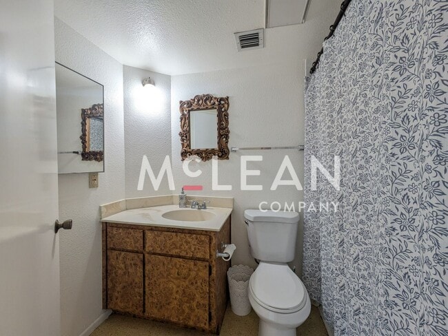 Building Photo - Stylish 1-Bedroom Upstairs Apartment with ...