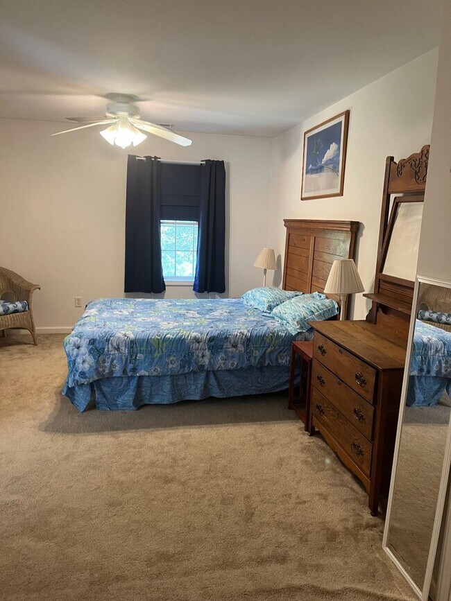 Building Photo - 3 Bedroom/2 Bathroom Furnished Rental Available through March 31, 2027