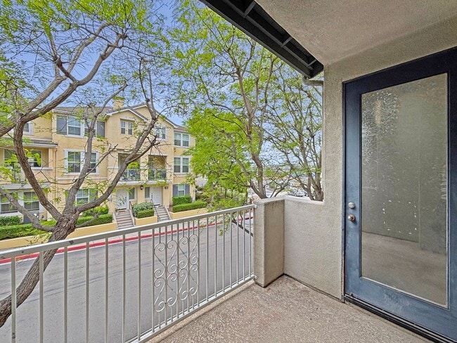 Building Photo - Beautiful 2 Bedroom, 2.5 Bath Condo in Eas...