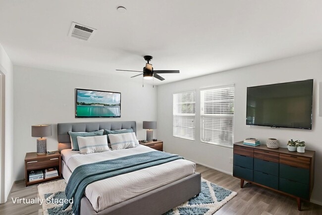 Building Photo - LIKE NEW 3 BEDROOM TOWNHOME