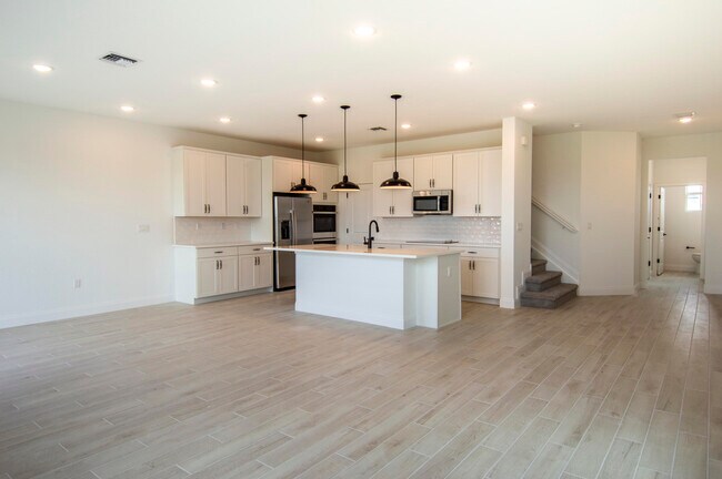 Building Photo - 171 SE Birch Ter