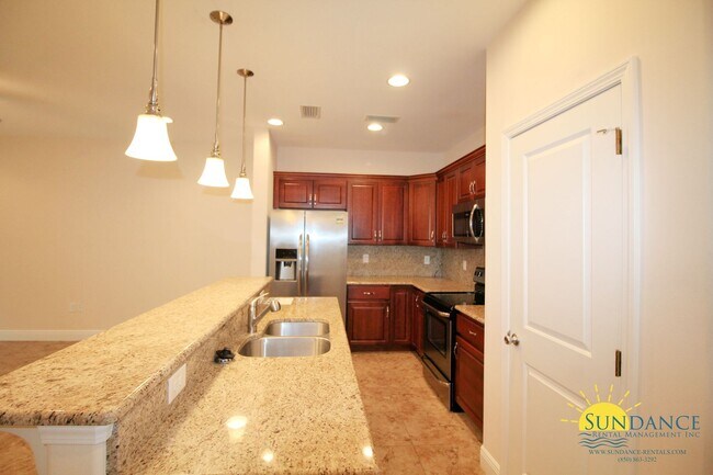 Building Photo - Nice 3 Bedroom Townhouse in The Palm Reserve