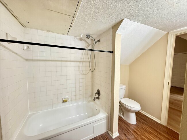 Building Photo - 3100 Walnut Bend Ln