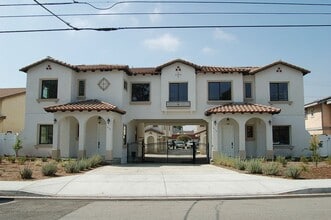 Building Photo - 425 W Duarte Rd
