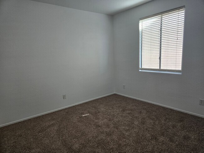 Building Photo - Spacious 4 bed, 3 full bath home in New Ri...