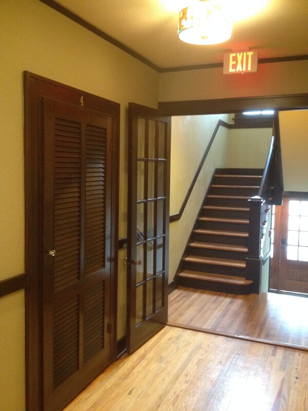 Building Photo - 616 E 7th St