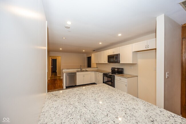 Building Photo - 628 Ash Dr