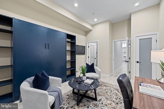 Building Photo - 2106 Spring St