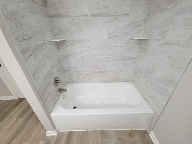 Building Photo - REMODELED AND UPDATED 4 BEDROOM 2 BATH LEA...