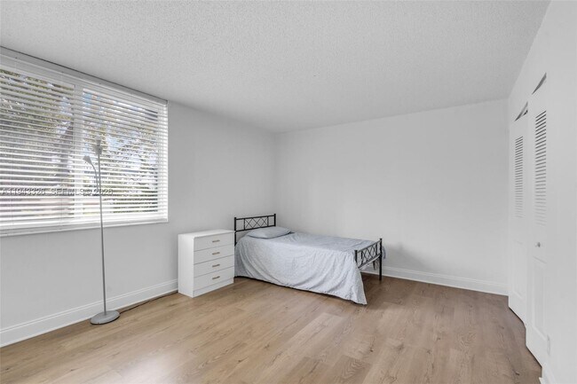 Building Photo - 9125 SW 77th Ave