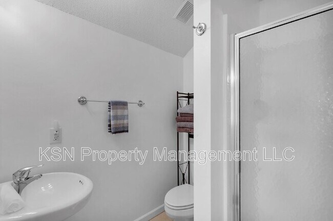 Building Photo - 121 Tappan Zee Dr