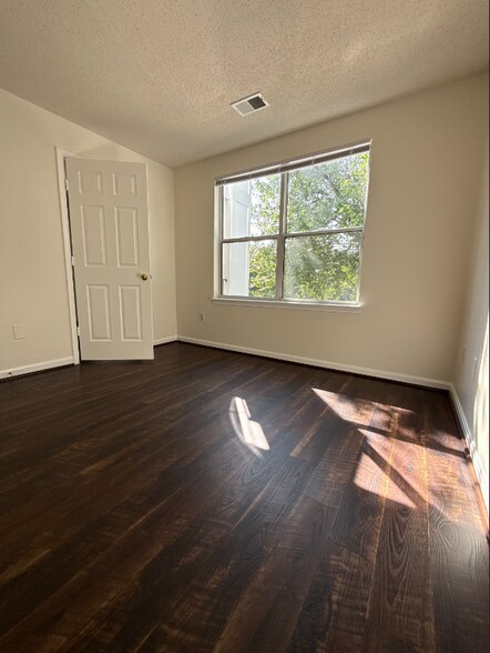 Building Photo - 10022 Vanderbilt Cir