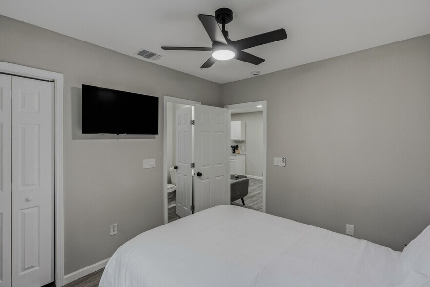 Building Photo - 2306 E Houston St