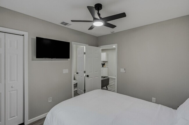 Building Photo - 2306 E Houston St