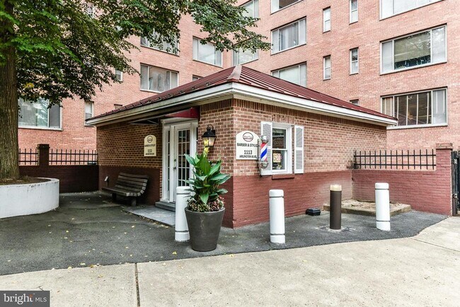 Building Photo - 1021 Arlington Blvd
