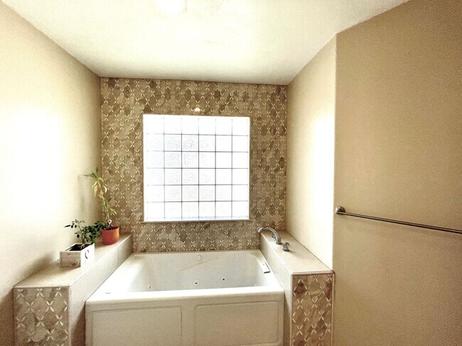 Building Photo - Beautiful large Castleton home