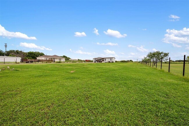 Building Photo - 360 Shady Oaks Dr